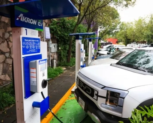 Estación de carga Akron EV con un vehículo eléctrico conectado en un espacio al aire libre.