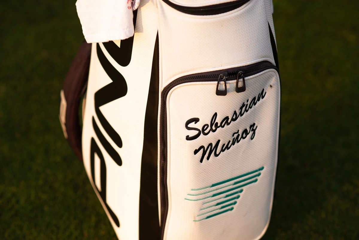 Bolsa de golf blanca con el nombre bordado de Sebastian Muñoz iluminada por el sol