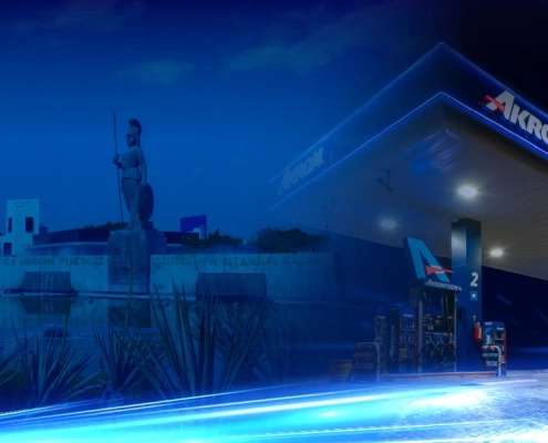 estación de servicio AKRON iluminada de noche en entorno urbano moderno