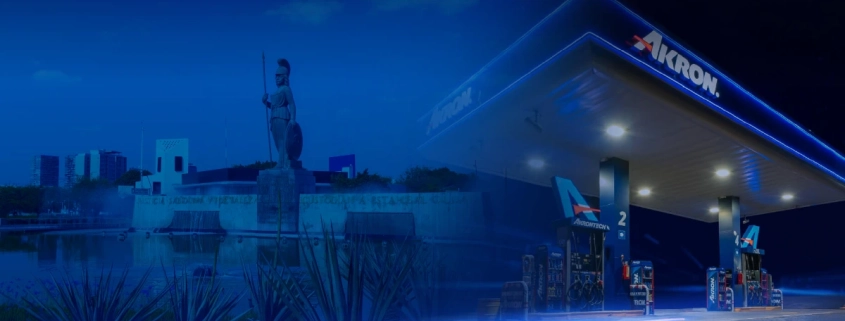 estación de servicio AKRON iluminada de noche en entorno urbano moderno