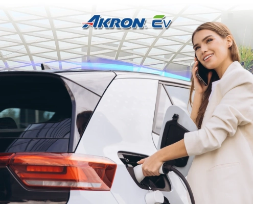 persona cargando auto eléctrico comparado con carros eléctricos y de gasolina