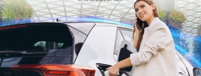 persona cargando auto eléctrico comparado con carros eléctricos y de gasolina