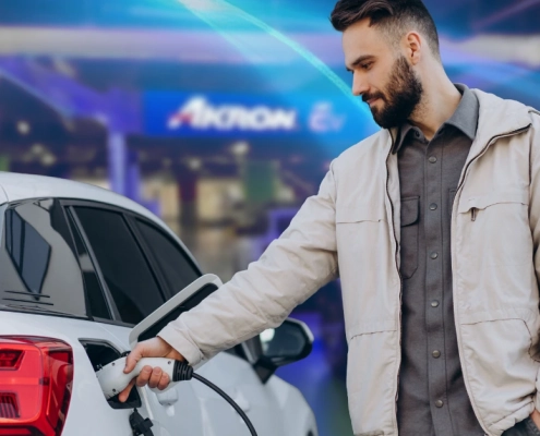 persona conectando un auto eléctrico en estación mostrando cómo se carga un carro eléctrico