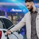 persona conectando un auto eléctrico en estación mostrando cómo se carga un carro eléctrico