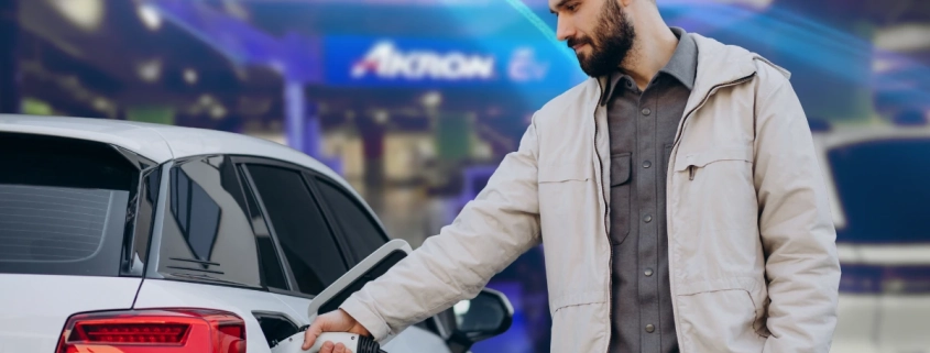 persona conectando un auto eléctrico en estación mostrando cómo se carga un carro eléctrico