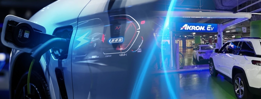 auto eléctrico cargando en estación AKRON EV mostrando ventajas de los autos eléctricos