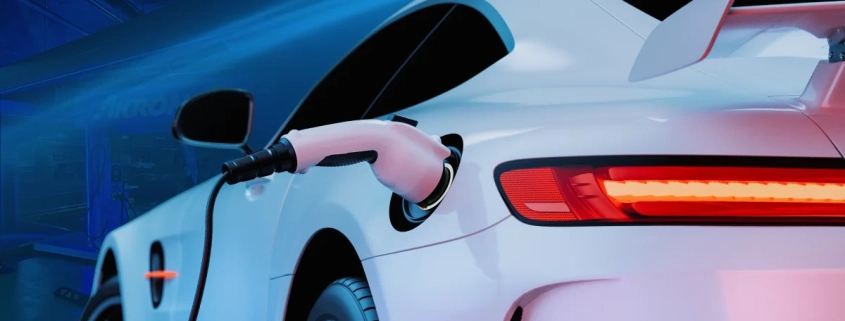auto con enfoque en primer plano siendo cargado mediante conector elétrico